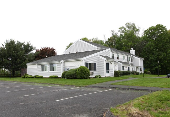 Pheasant Hill Village in Feeding Hills, MA - Building Photo - Building Photo