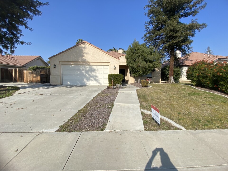 10704 Sunset Canyon Dr in Bakersfield, CA - Building Photo