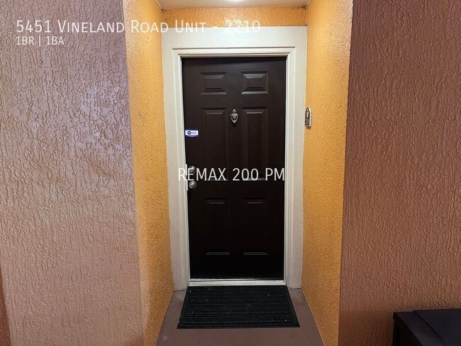 5451 Vineland Rd in Orlando, FL - Building Photo - Building Photo