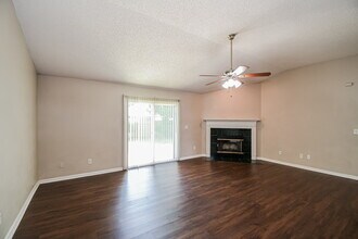 557 Fallen Timbers Dr in Orange Park, FL - Building Photo - Building Photo