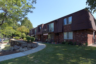 Sunset Court Apartments in Hamburg, NY - Foto de edificio - Building Photo