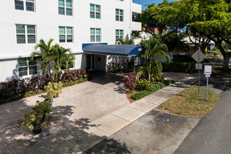 Imperial Point Condominiums in Fort Lauderdale, FL - Building Photo - Building Photo