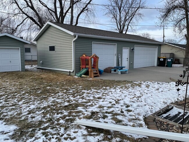 411 7th St NE in Stewartville, MN - Foto de edificio - Building Photo