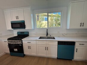 2280 S Barrington Ave, Unit 9 in Los Angeles, CA - Building Photo - Building Photo