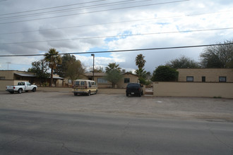 3168 E Kleindale Road in Tucson, AZ - Building Photo - Building Photo