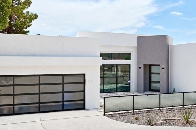 property at 2423 E Lincoln Cir