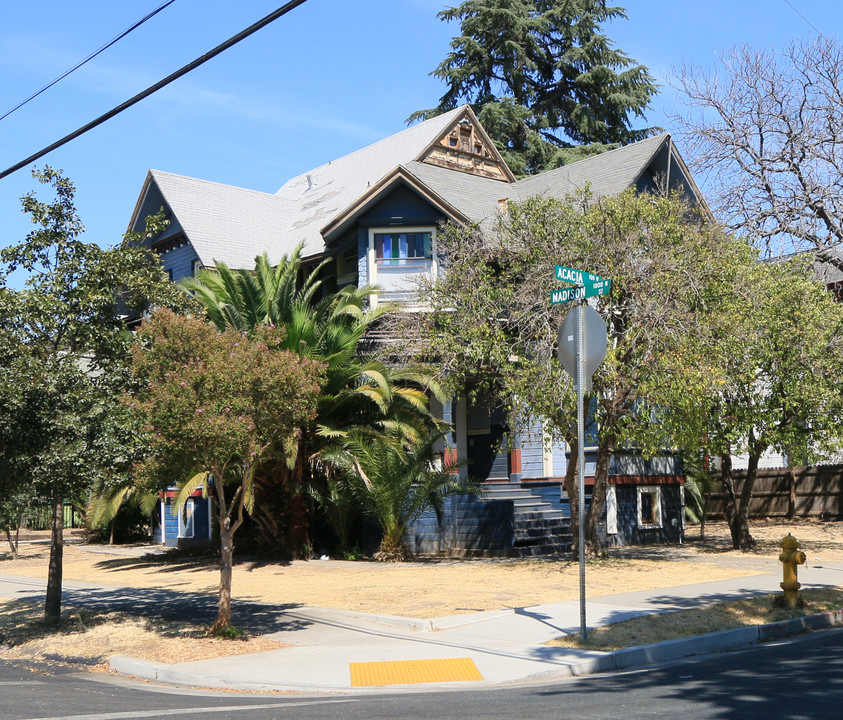 143 W Acacia St in Stockton, CA - Building Photo