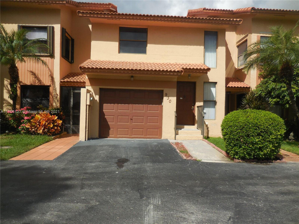 930 SW 113th Terrace in Pembroke Pines, FL - Building Photo