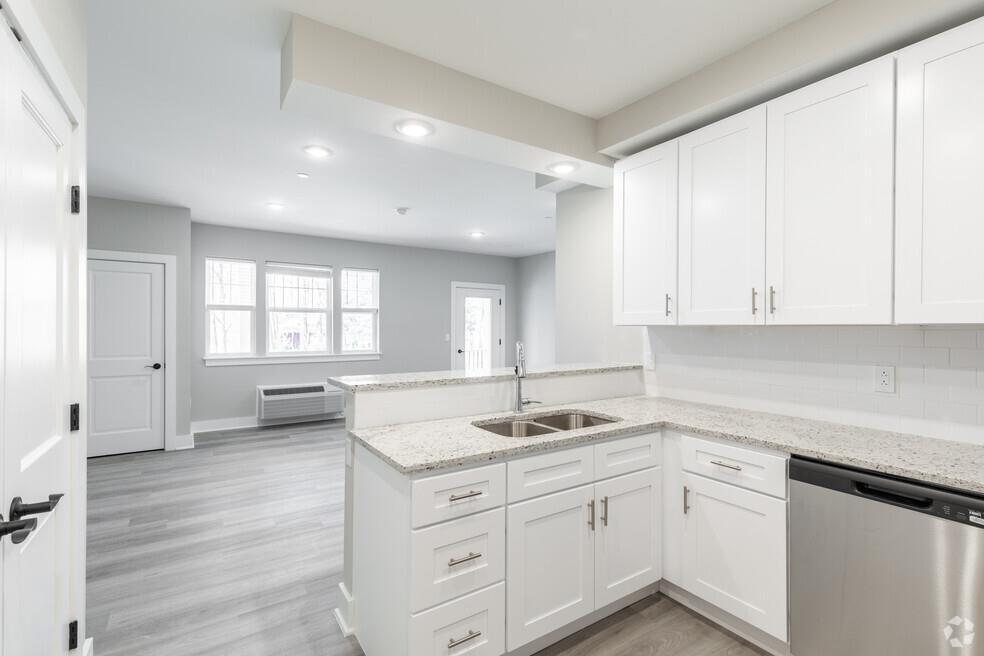 960 Violet Ave in Hyde Park, NY - Building Photo