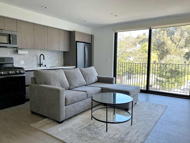 4506 Dockweiler St, Unit 304 in Los Angeles, CA - Building Photo - Building Photo