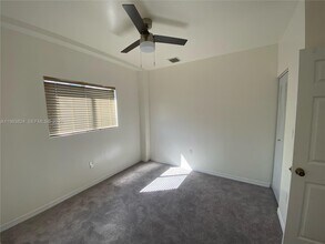 928 SW 3rd St, Unit 203 in Miami, FL - Foto de edificio - Building Photo