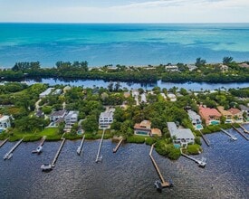 8302 Midnight Pass Rd in Sarasota, FL - Foto de edificio - Building Photo
