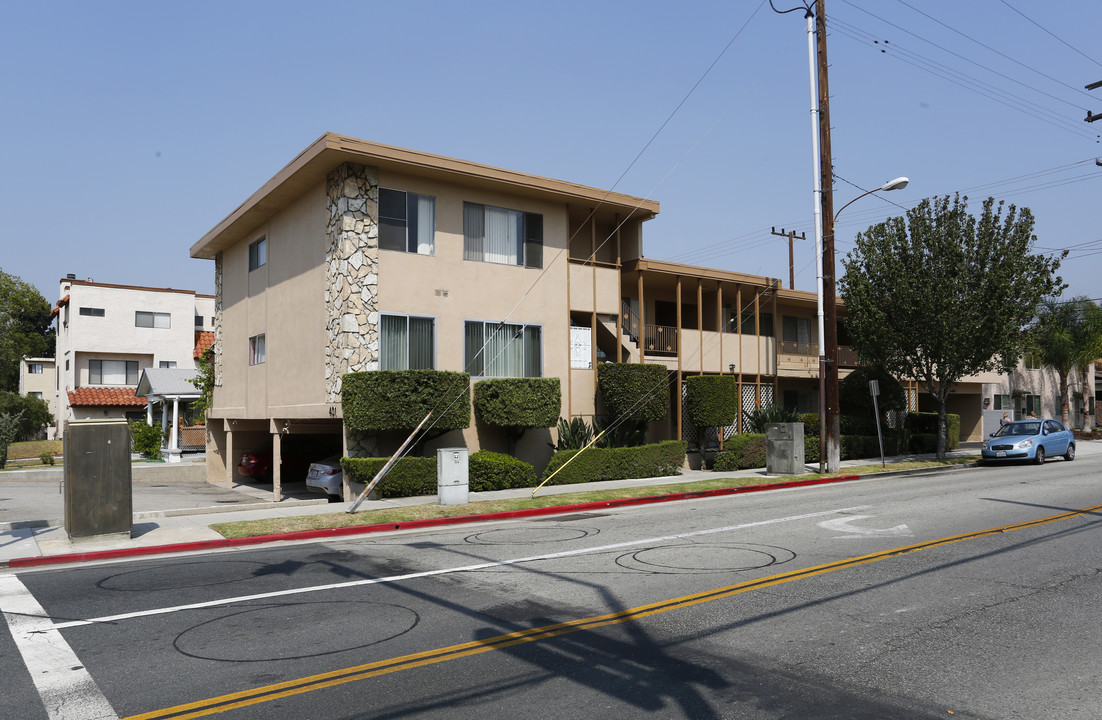 401 W Wilson Ave in Glendale, CA - Building Photo