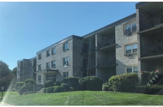 308 Meadowside Rd, Unit 309 in Milford, CT - Building Photo - Building Photo