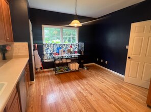 8 Stonegate Ln in Bedford, MA - Building Photo - Building Photo