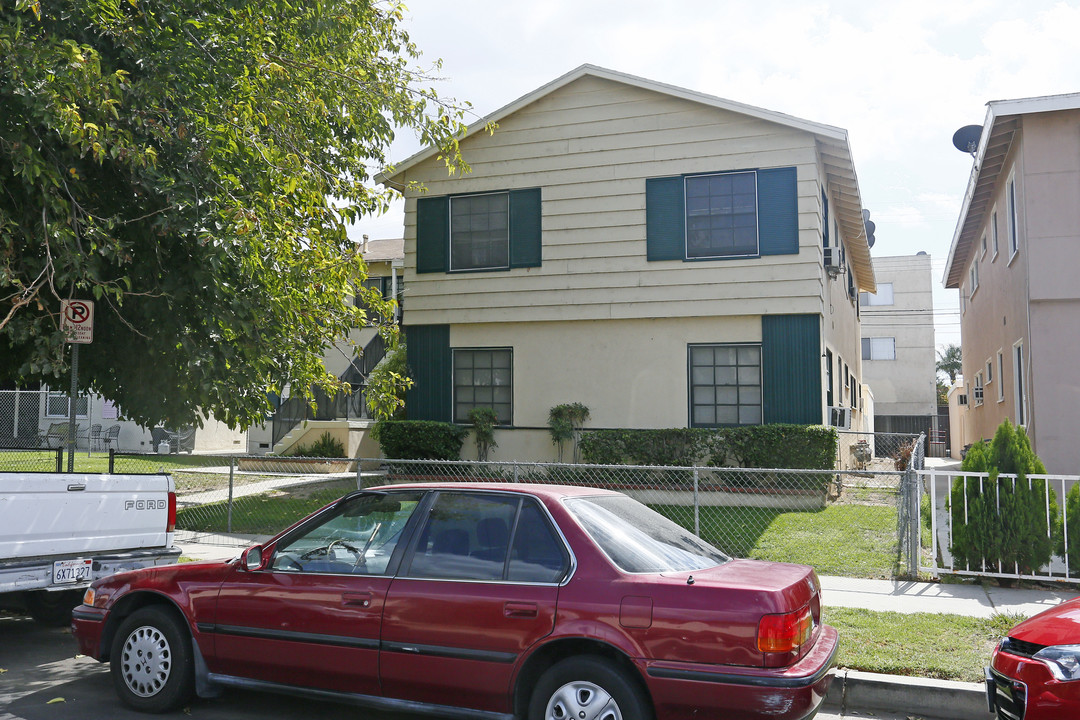 20618 Hartland St in Winnetka, CA - Building Photo