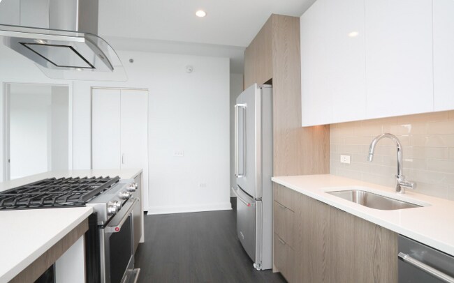 2470 N Lincoln Ave, Unit 606 in Chicago, IL - Building Photo - Building Photo