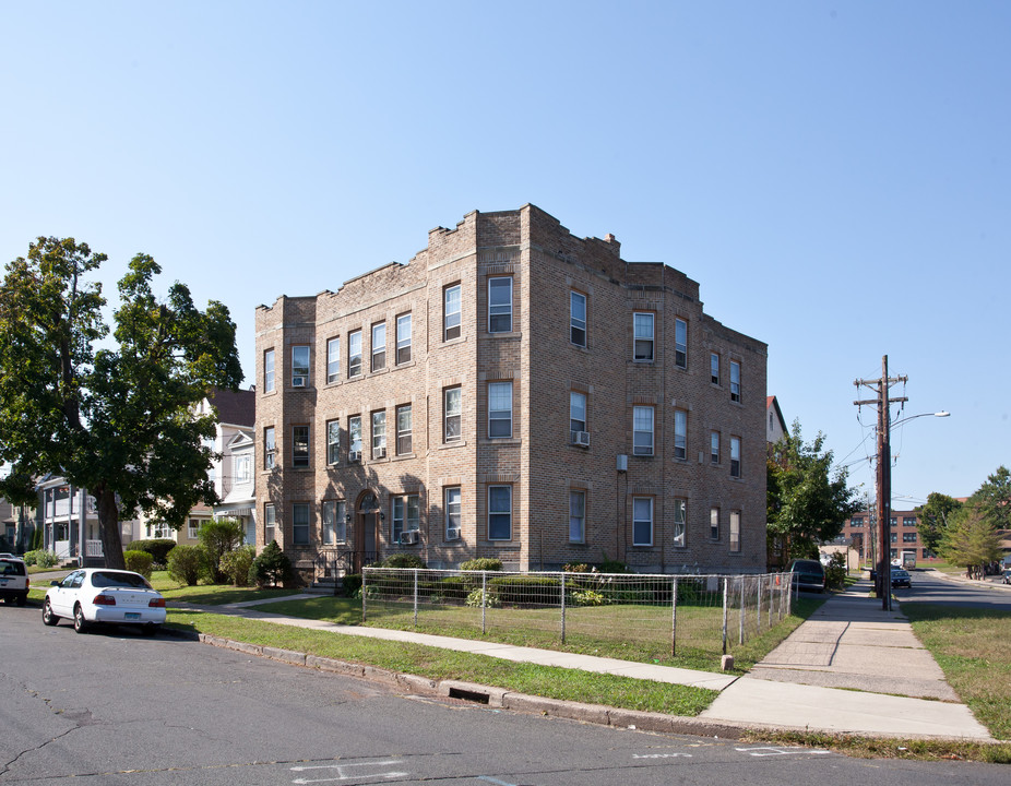 131 Maple St in New Britain, CT - Building Photo