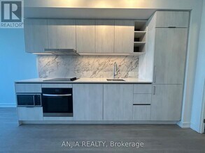 8 Wellesley St W in Toronto, ON - Building Photo - Building Photo