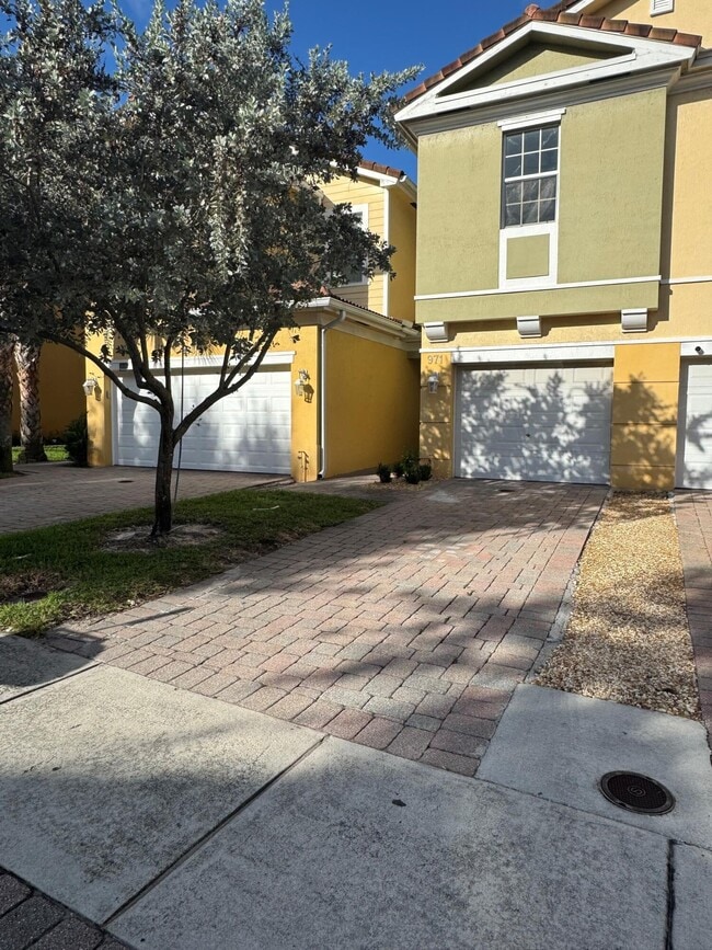 property at 971 Pipers Cay Dr