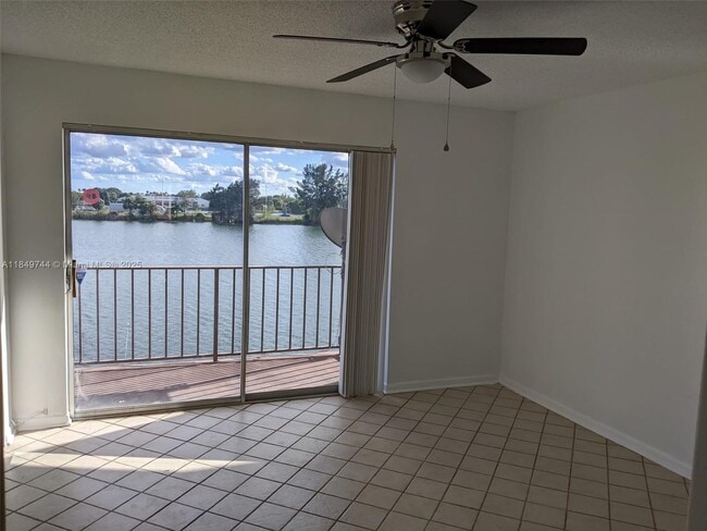 1100 Crystal Lake Dr in Pompano Beach, FL - Building Photo - Building Photo