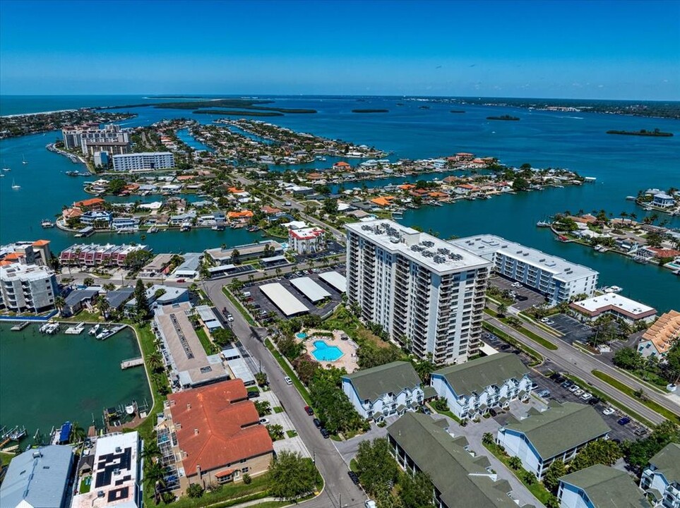 400 Island Way in Clearwater, FL - Building Photo