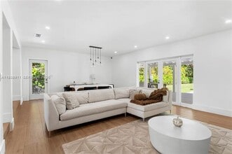 7825 SW 72nd Ave in Portland, OR - Building Photo - Building Photo