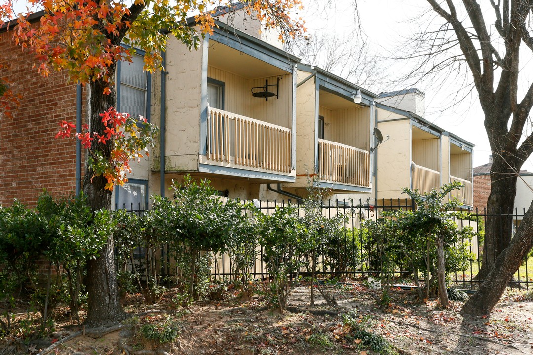 Bayou West Apartment in Houston, TX - Building Photo