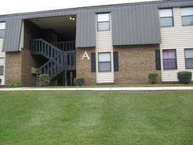 Ten Oaks Manor in Valley, AL - Building Photo