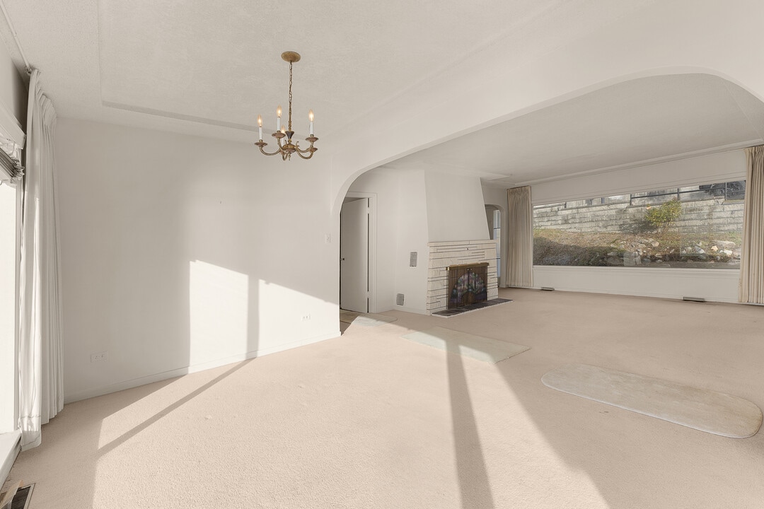 14458 Marine Dr in White Rock, BC - Building Photo