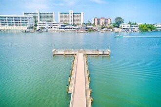 10215 Regal Dr in Largo, FL - Building Photo - Building Photo