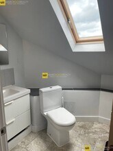 2 Vassar St, Unit Attic in Medford, MA - Foto de edificio - Building Photo