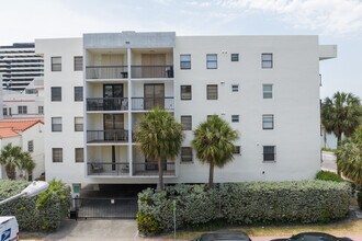 Merl Manor in Miami Beach, FL - Foto de edificio - Building Photo