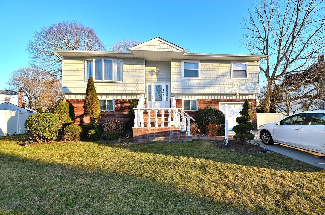 1063 Mason Ct in West Hempstead, NY - Building Photo