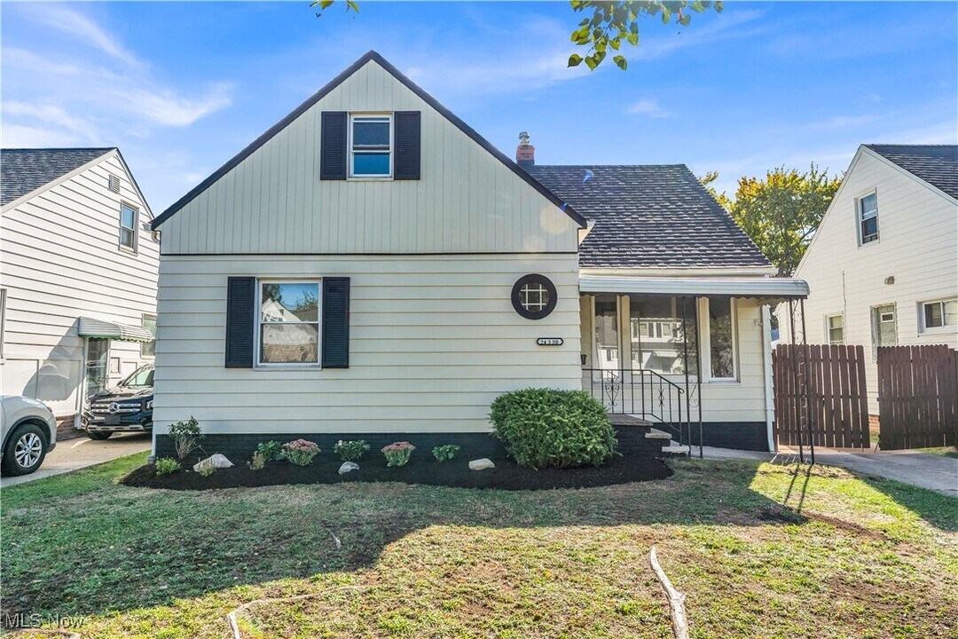 24330 Glenforest Rd in Euclid, OH - Building Photo