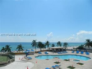 17555 Collins Ave, Unit # 406 in Sunny Isles Beach, FL - Foto de edificio - Building Photo