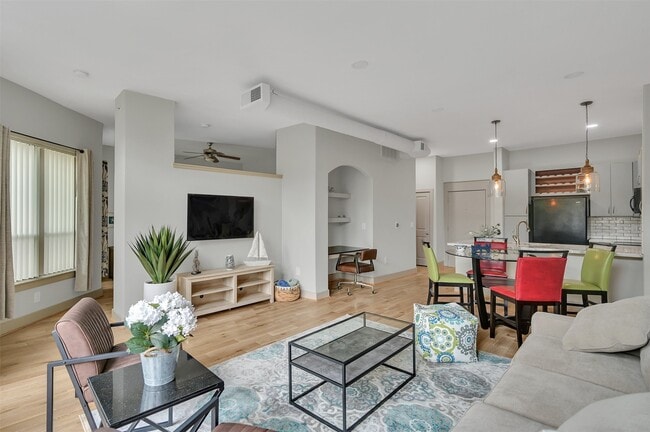 property at 1901 Post Oak Blvd