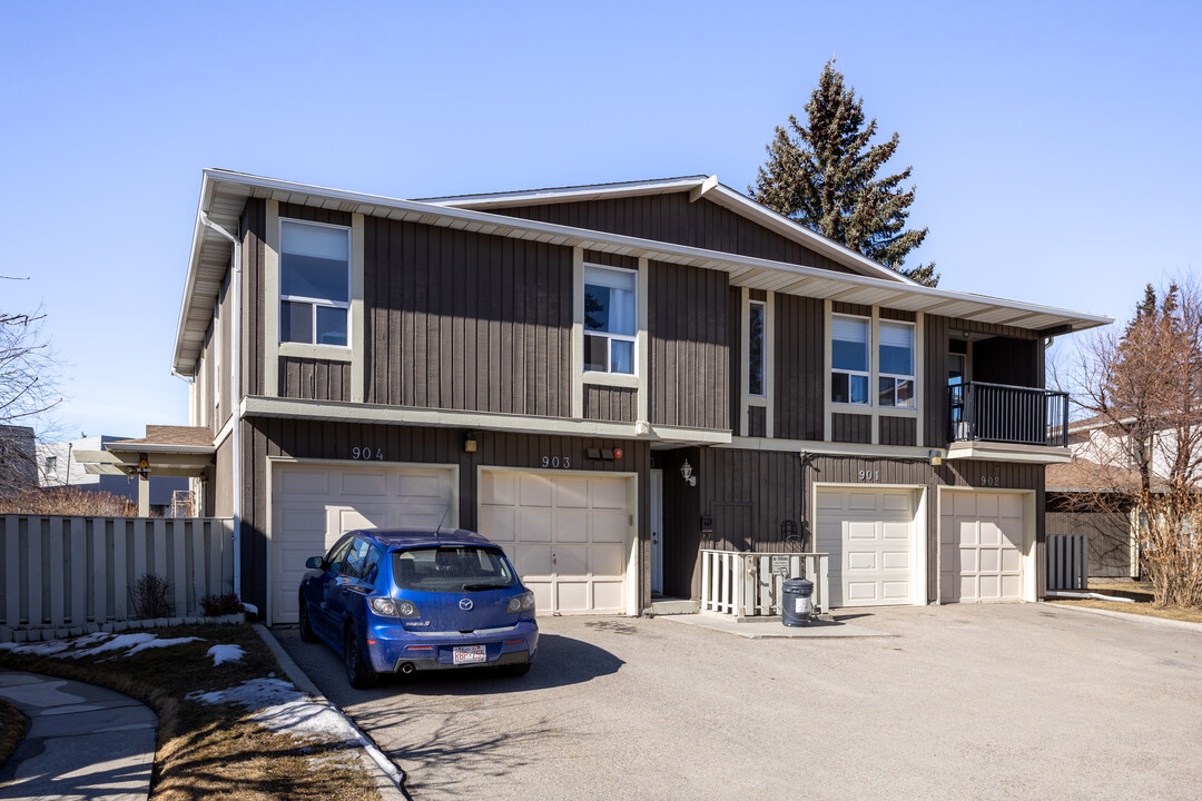 Thornhill Green in Calgary, AB - Building Photo