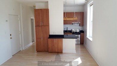 333 2nd St NE, Unit 406 in Washington, DC - Building Photo - Building Photo