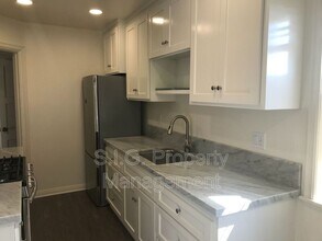 1125 1/2 Foothill Blvd in La Canada Flintridge, CA - Building Photo - Building Photo