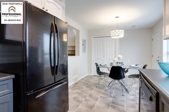 9223 Scott Ln NW in Edmonton, AB - Building Photo - Building Photo