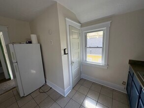 137 W Newhall Ave, Unit Upper in Waukesha, WI - Foto de edificio - Building Photo
