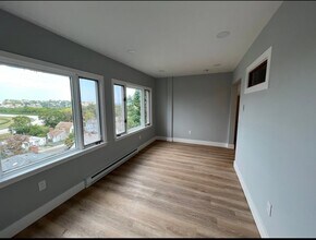 31 Faywood Ave, Unit 2 in Boston, MA - Foto de edificio - Building Photo