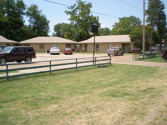 155 N Walnut St in Blossom, TX - Building Photo