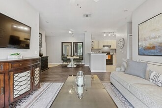 Sanctuary at Highland Oaks in Tampa, FL - Foto de edificio - Building Photo