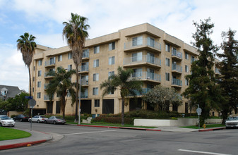 Hobart Villa Apartments in Los Angeles, CA - Building Photo - Building Photo