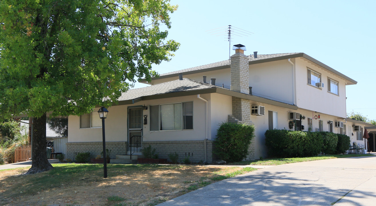 390 Wales Dr in Folsom, CA - Building Photo