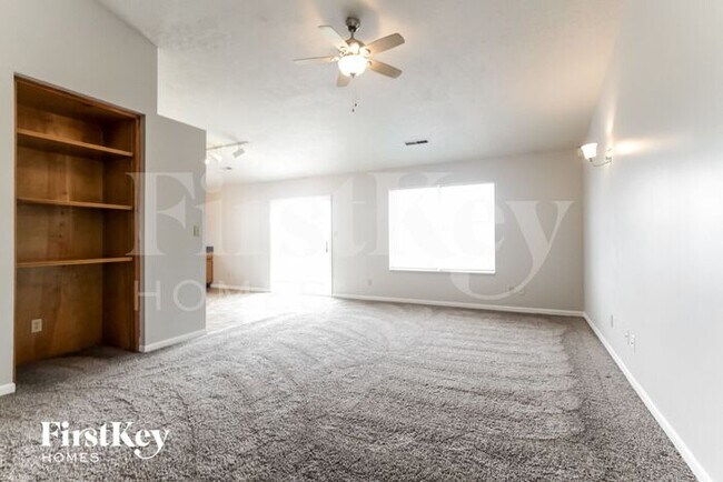 2215 Rolling Oak Dr in Indianapolis, IN - Foto de edificio - Building Photo
