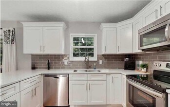 203 Potomac Hills Dr in Stafford, VA - Foto de edificio - Building Photo