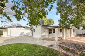 8666 Keokuk Ave in Winnetka, CA - Foto de edificio - Building Photo